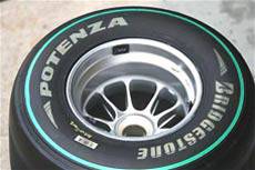 Bridgestone оставит зеленые полосы на шинах в Formula 1